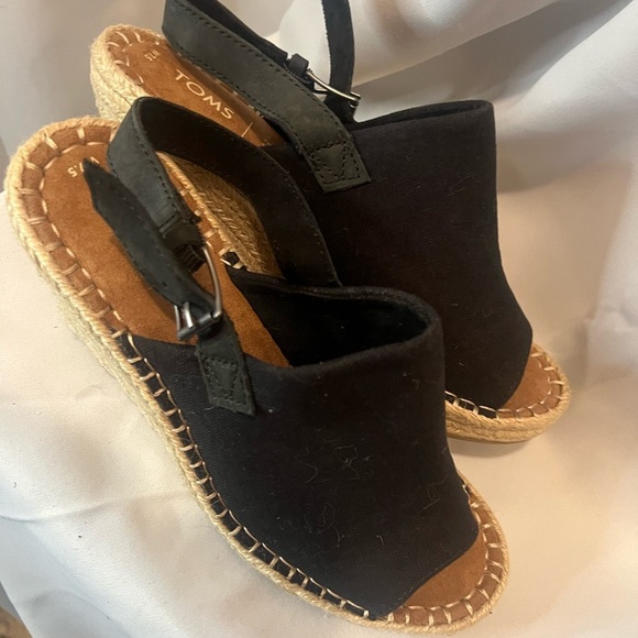 Toms Black and Tan Espadrille Wedges Size 7.5 - Picture 6 of 9